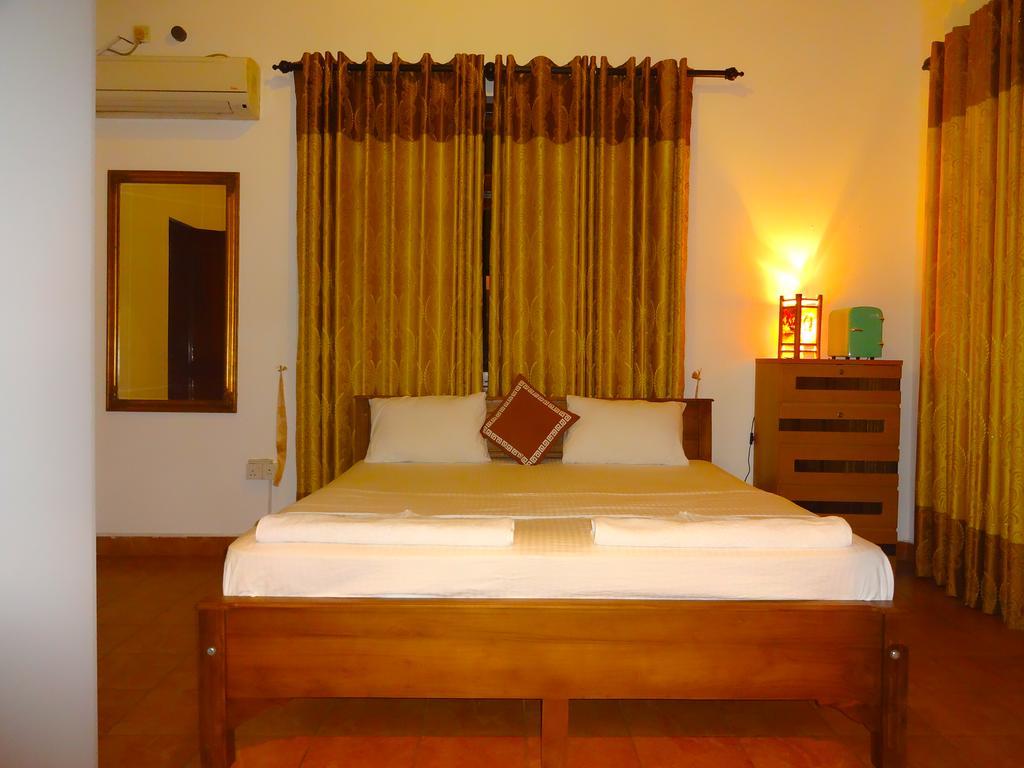 The Blue Beach Guesthouse Negombo Exterior photo